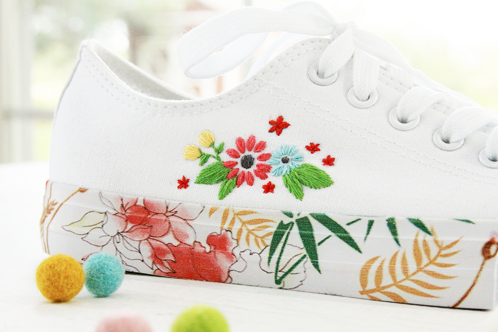 White tennis best sale shoes with flowers