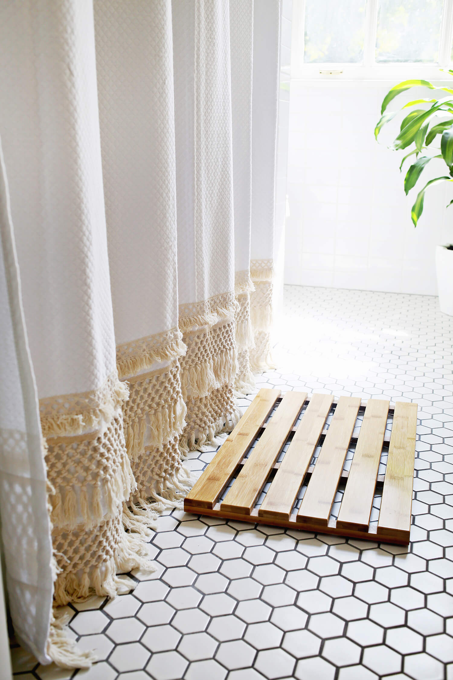 Frugal NYC Girl: DIY Shower Curtain for Storage