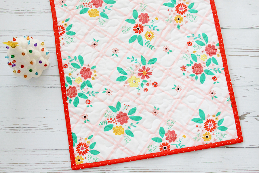 Fresh Fat Quarter Quilts Table Runner by popular Tennessee quilting blog, Flamingo Toes: image of a Fresh Fat Quarter Quilts table runner.