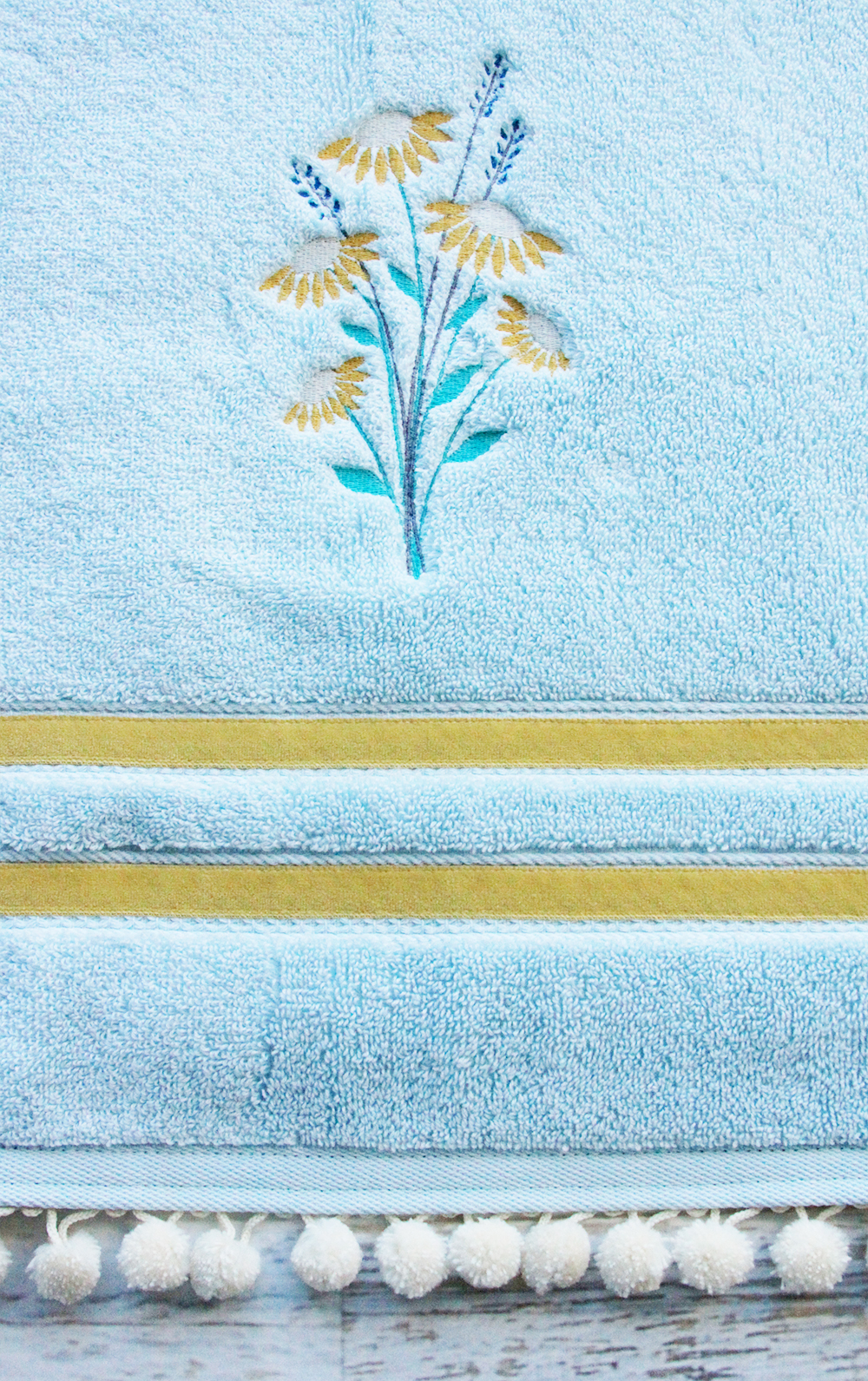 https://flamingotoes.com/wp-content/uploads/2020/03/Daisies-Embroidery-on-Hand-Towel.jpg