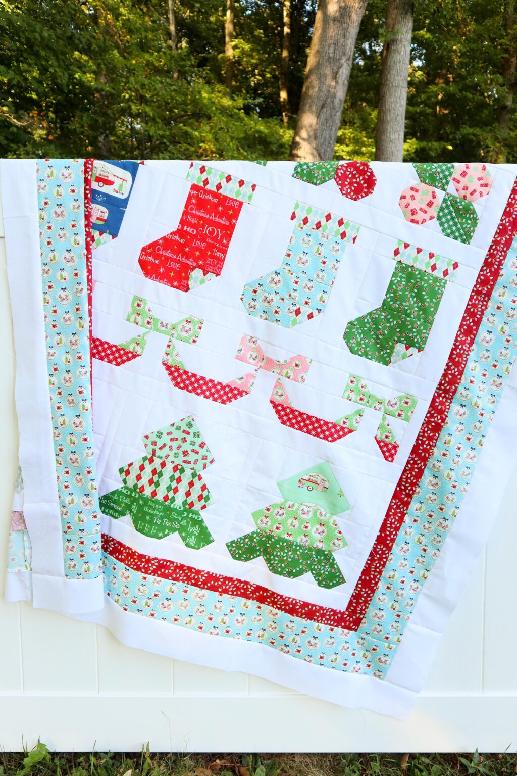 all-the-trimmings-quilt-top-christmas-quilt-along-with-free-patterns